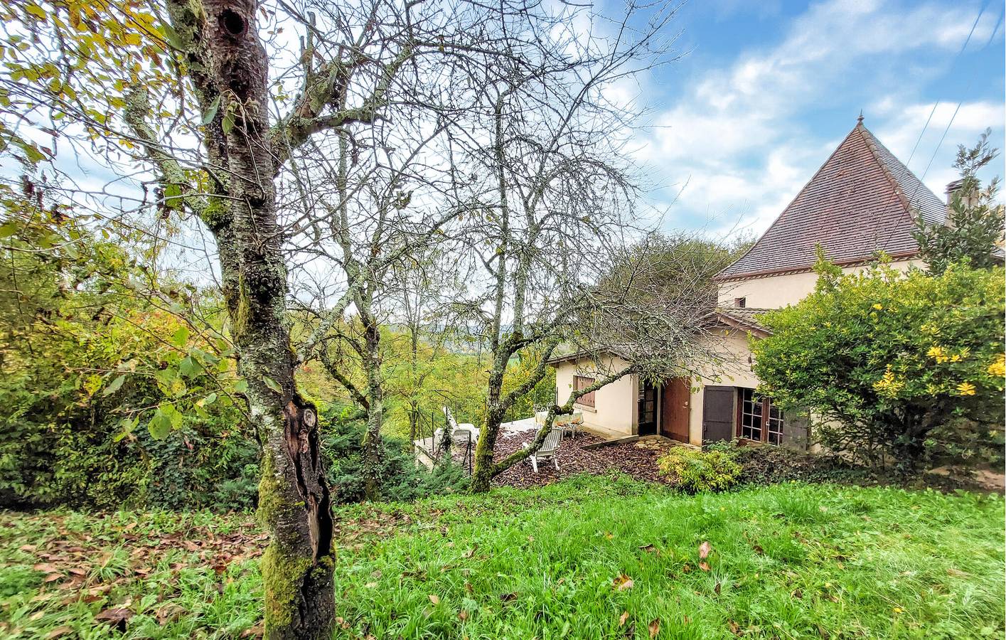 Acogedor apartamento con WiFi, TV y aparcamiento cerca de Sagelat in Belvès, Périgord Noir