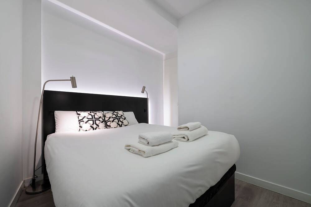 Entire apartment, Centrally located apartment 7 min from Puerta del Sol with A/C, Wifi in Centro (Madrid), Madrid
