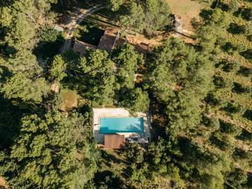 Location de vacances pour 10 personnes, avec piscine ainsi que jardin et balcon à Paradou