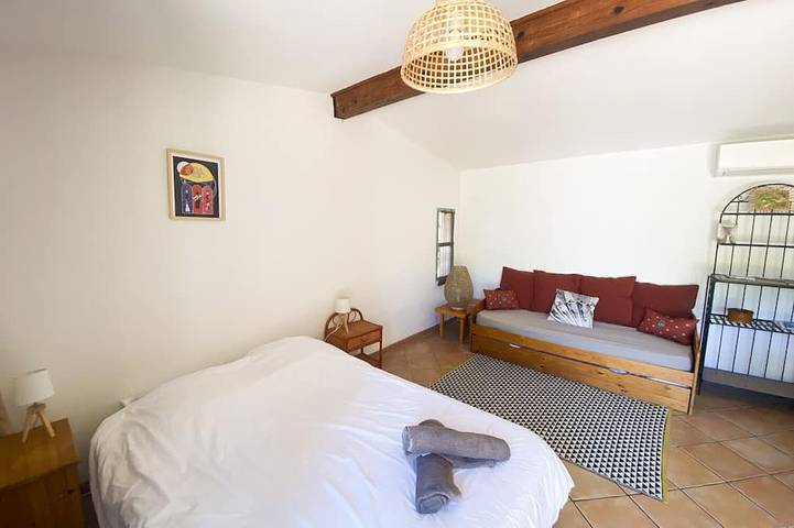 Apartamento entero, Bastante arrojar los pies en el agua con un gran jardín privado in Maora, Bonifacio (Córcega)