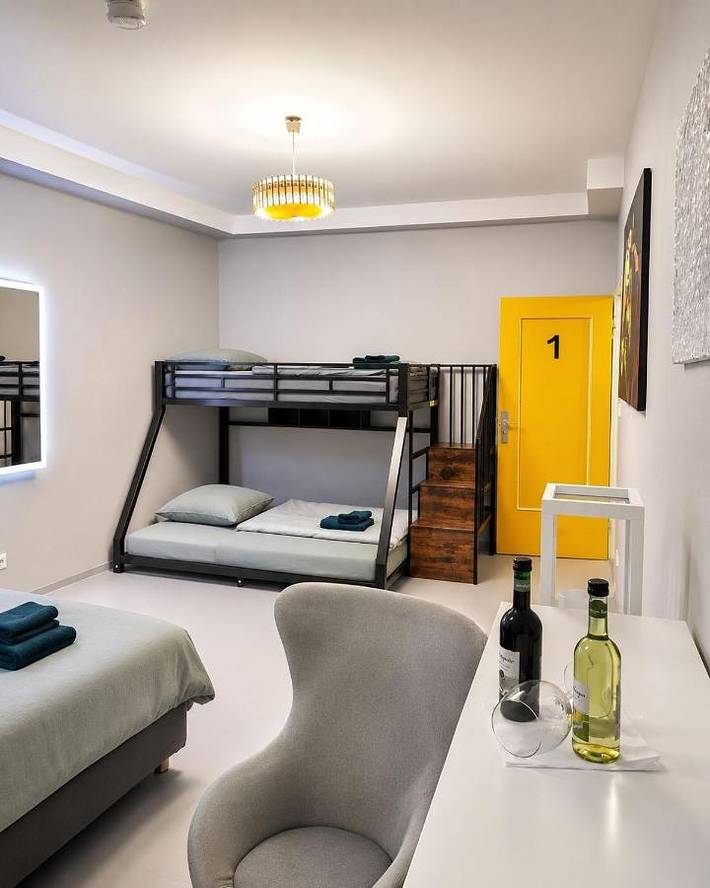 Ferienwohnung für 4 Personen, mit Balkon und Ausblick in Neukölln Berlin