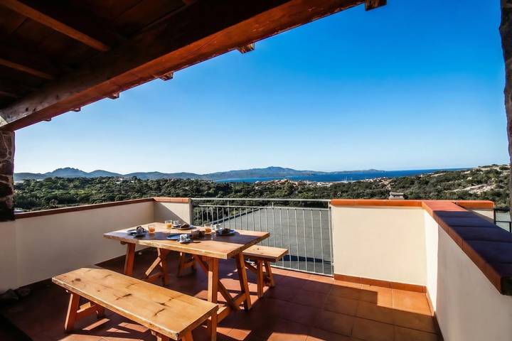 Gîte pour 6 personnes, avec terrasse et vue sur l’océan à Porto Rotondo