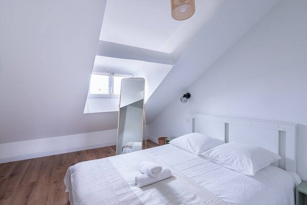 Entire apartment, Le Bourbonnais ~ Attic ~ Self Check-in in Montluçon, Montluçon region