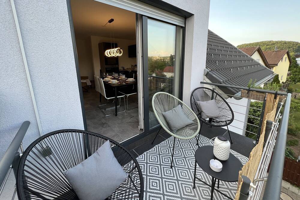 Ganze Wohnung, Blackncozy - Design Appartement mit Boxspringbett und Balkon in Lörrach, Südschwarzwald