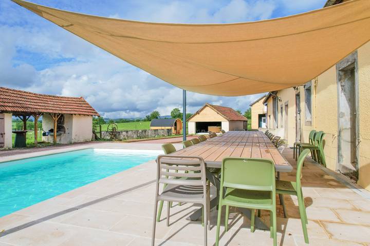 Villa pour 30 personnes, avec jardin et terrasse, animaux acceptés en Auvergne - 2