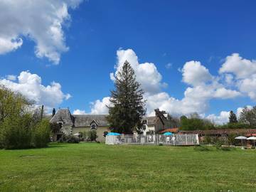 Gîte pour 12 personnes, avec piscine ainsi que vue et jardin à Vernoux-en-Gâtine