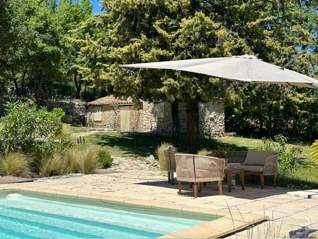 Location de vacances pour 2 personnes, avec piscine ainsi que vue et jardin à Caseneuve