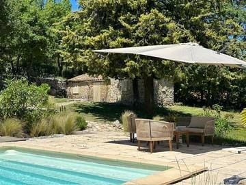 Gîte pour 2 personnes, avec piscine ainsi que vue et jardin à Caseneuve