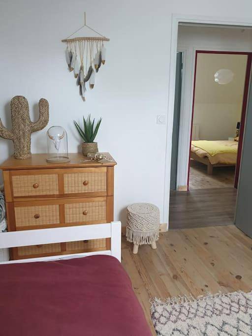 Location de vacances pour 12 personnes, avec jardin ainsi que vue et terrasse à Tauves - 4