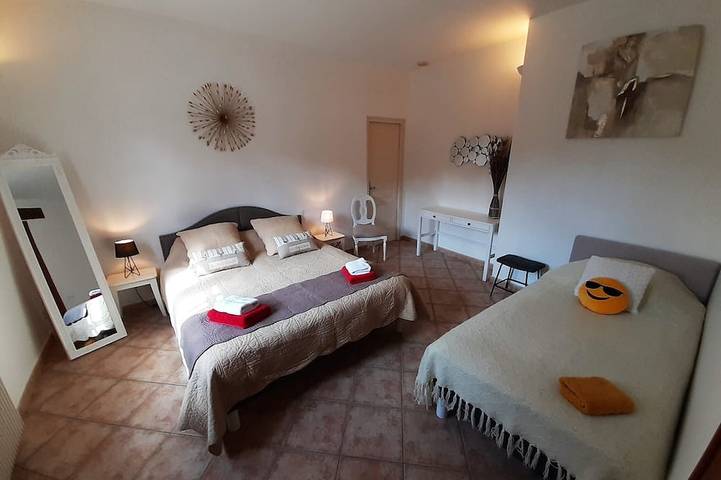 Location de vacances pour 18 personnes, avec piscine ainsi que terrasse et jardin à Roaix - 2