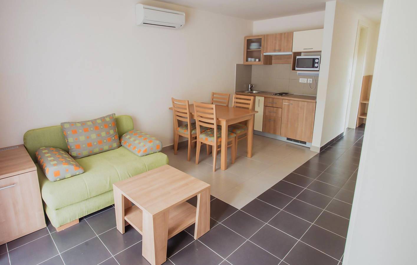 Ganze Ferienwohnung, Modernes Apartment mit Terrasse, WLAN und Parkplatz in der Nähe des Strandes V. Sabuša in Kukljica, Insel Ugljan