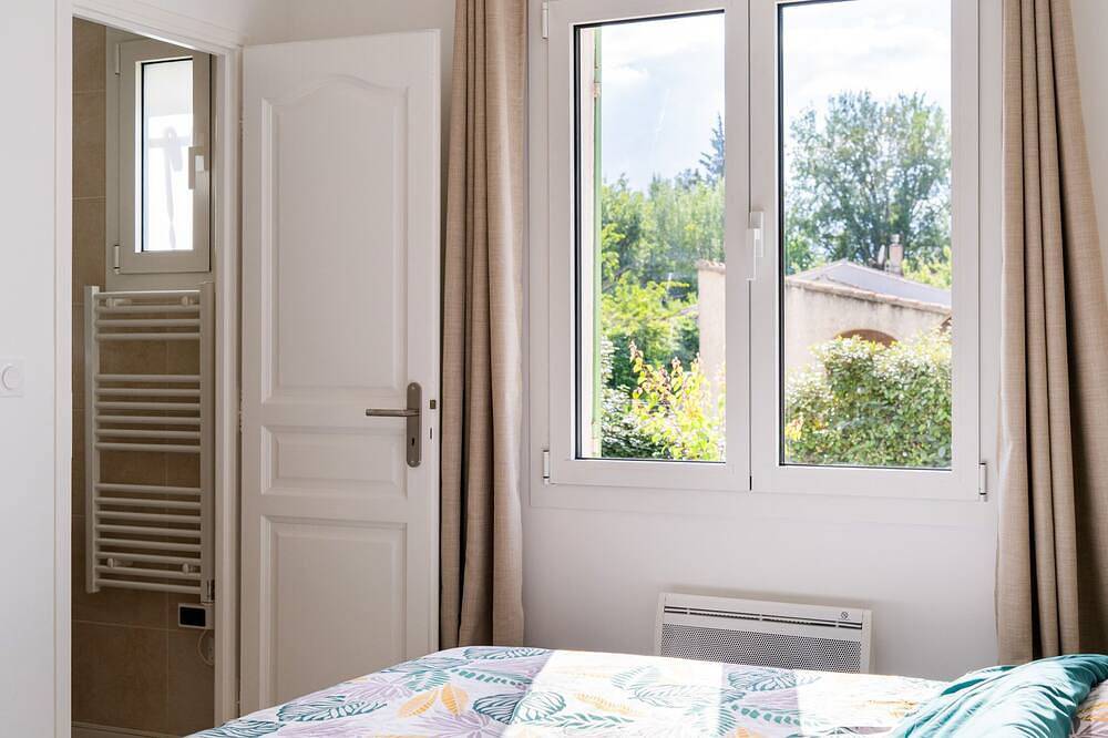 Villa with swimming pool 8P between Ile sur la Sorgue & Avignon in Caumont-sur-Durance, Vaucluse