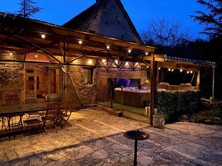 Location de vacances pour 4 personnes, avec Jacuzzi et Terrasse ainsi que Jardin et Piscine à Calvignac