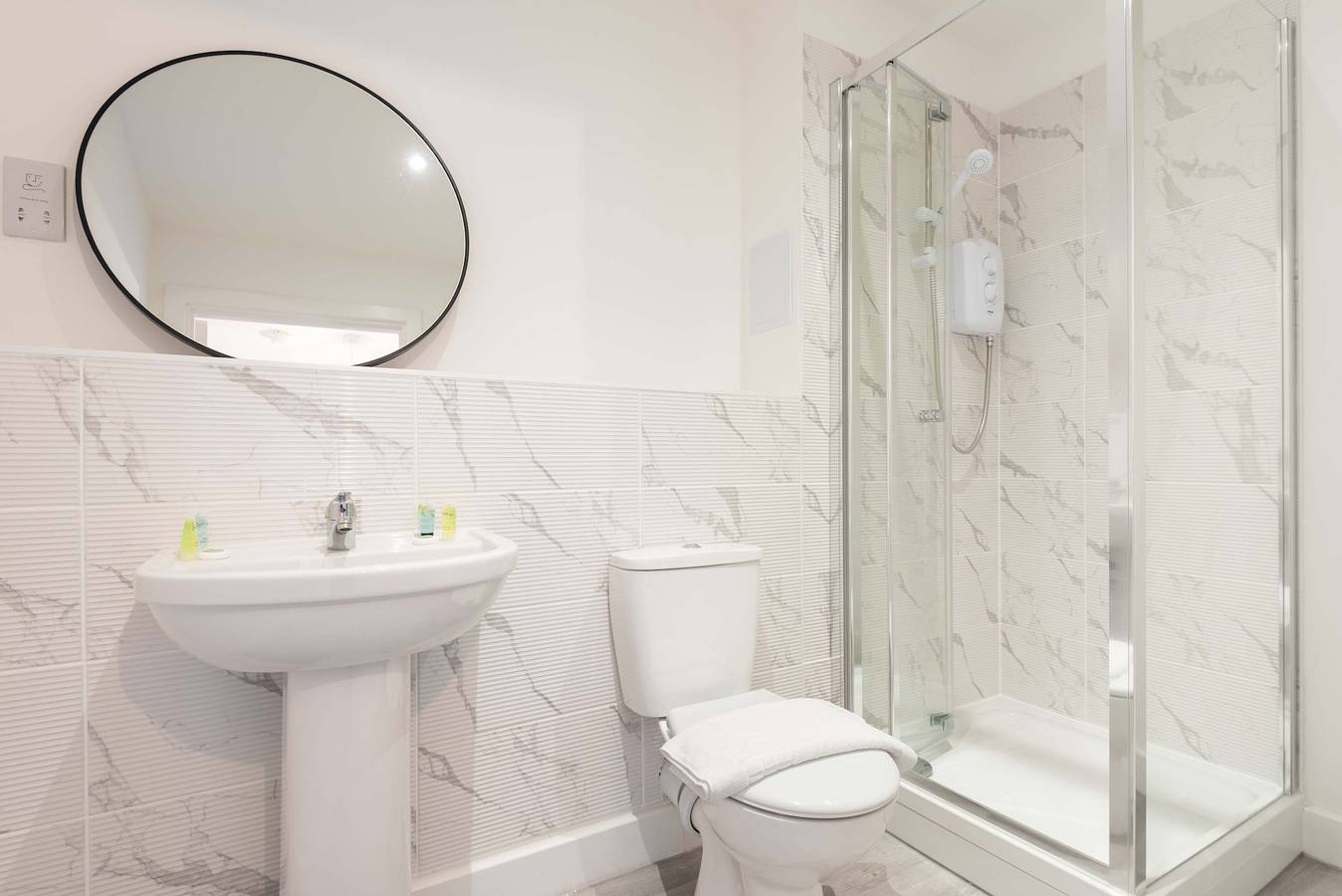 Entire apartment, Smart 1 Bedroom Apartment in Bradford with Parking in Bradford, West Yorkshire