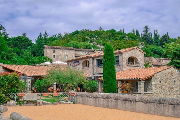 Hôtel pour 3 personnes, avec jardin ainsi que piscine et vue à Labeaume - 2