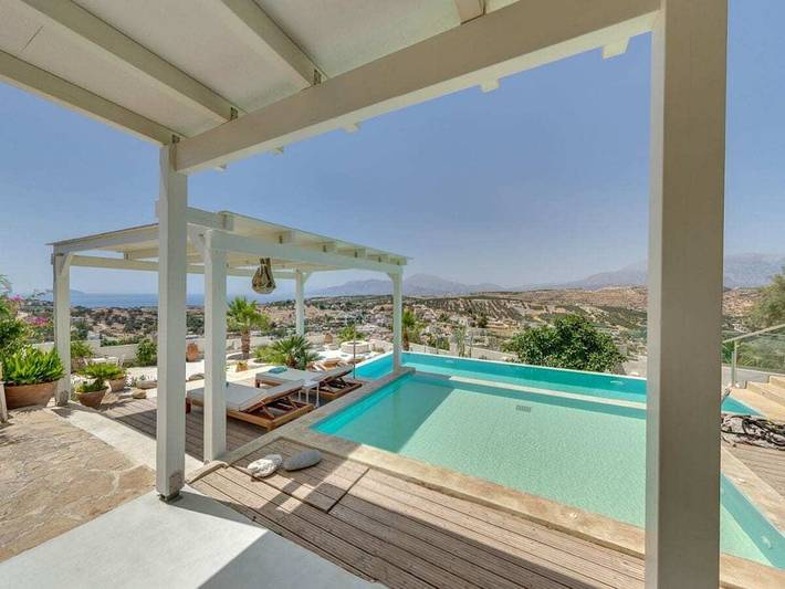 Ferienhaus für 8 Personen, mit Whirlpool und Terrasse sowie Garten und Pool in Pitsidia