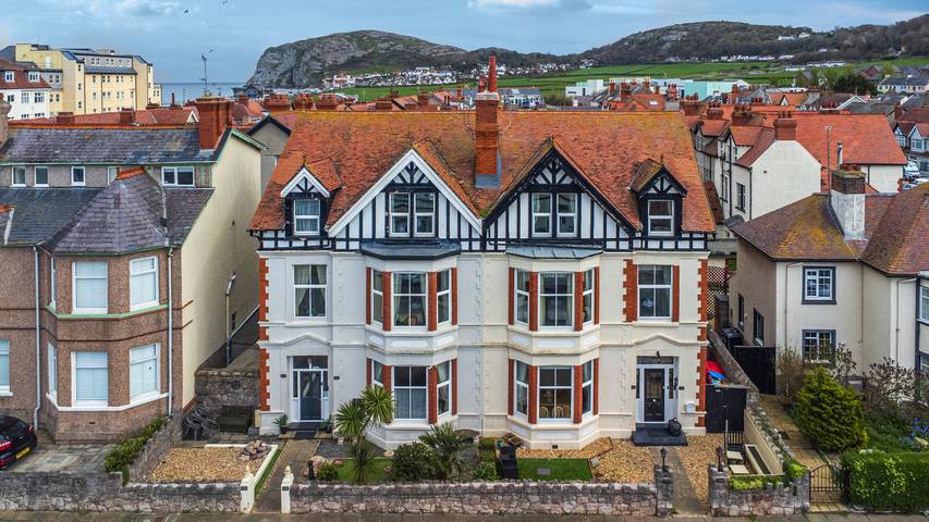 Cottage for 19 people in Llandudno