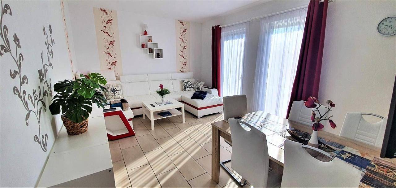 Ganze Wohnung, Fewo Traum, 4-Sterne Fewo's mit Pool und Whirlpool, Grillecke und neuem gemütlichen Pavillon im Garten, am Achterwasser mit Badestrand, wenige Autominuten bis zur Ostsee, Überweisung oder Bar akzeptiert in Neppermin, Benz