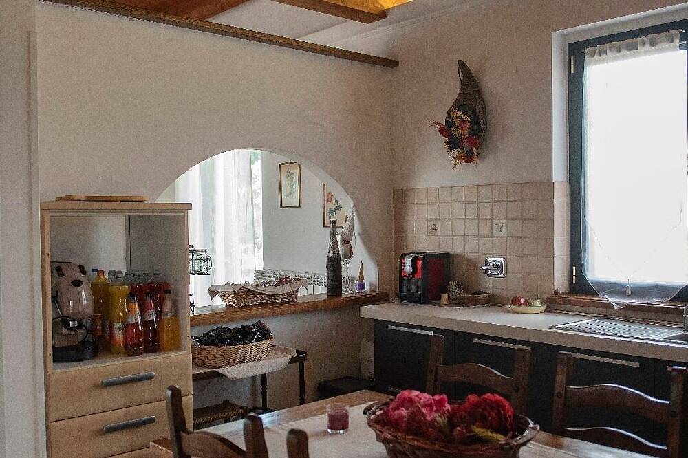 Farmhouse \"Life is beautiful,\" surrounded by greenery and one km from the center of Marta. in Marta, Province de Viterbo