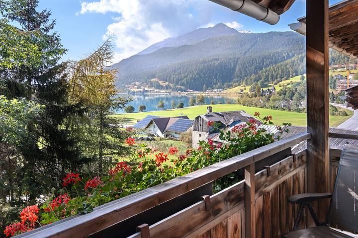Entire apartment, Holiday Apartment 'Appartements Egart 1' with Lake View, Balcony and Wi-Fi in Nauderer Berge, Graun