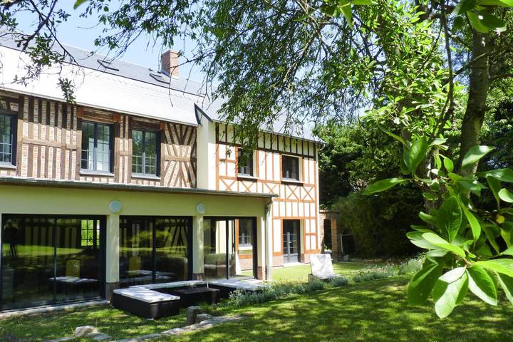 Gîte pour 12 personnes, avec jardin et terrasse, animaux acceptés à Rieux