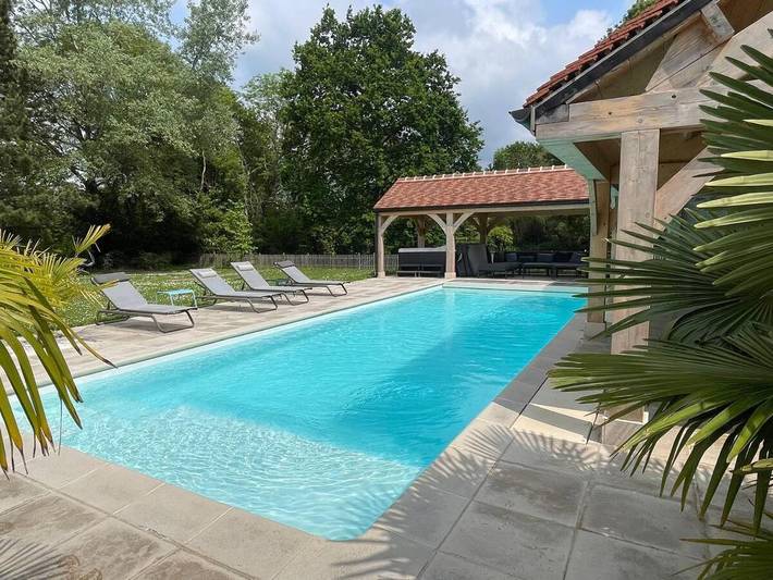 Villa pour 10 personnes, avec Jacuzzi et Terrasse ainsi que Jardin et Piscine