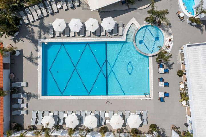Appart’hôtel pour 4 personnes, avec jardin et bassin pour enfant ainsi que vue et piscine, animaux acceptés