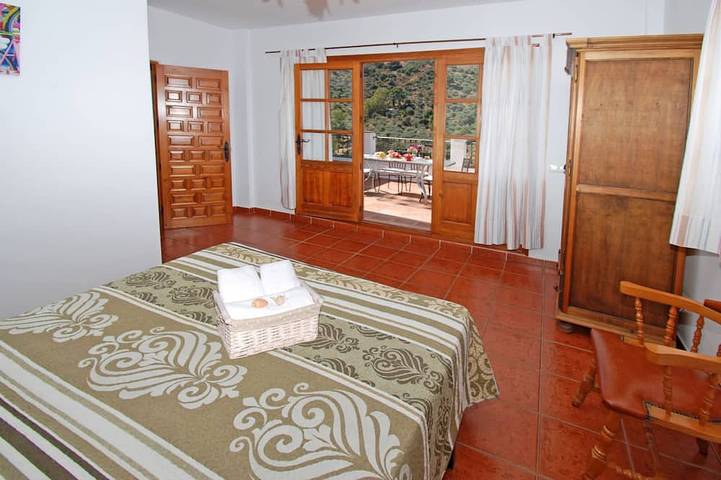 Villa Los Pinos, 10 Personen, beheizter Pool, Wifi, a/c, herrliche Aussicht in Comares, Málaga Provinz