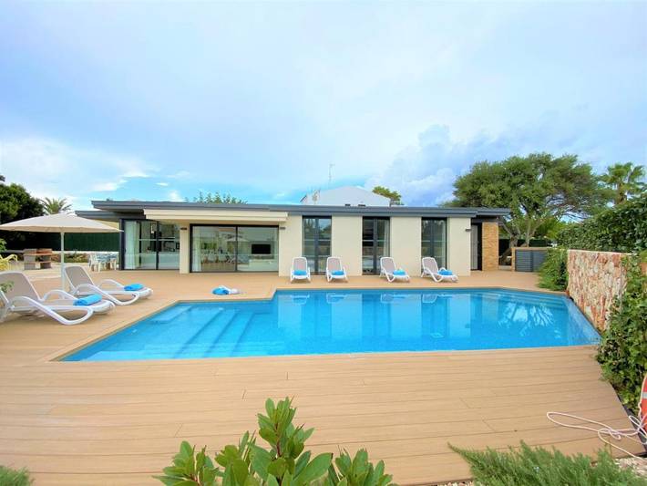 Chalet para 8 personas, con jardín además de vistas y piscina, Se admiten mascotas en Cala Blanes
