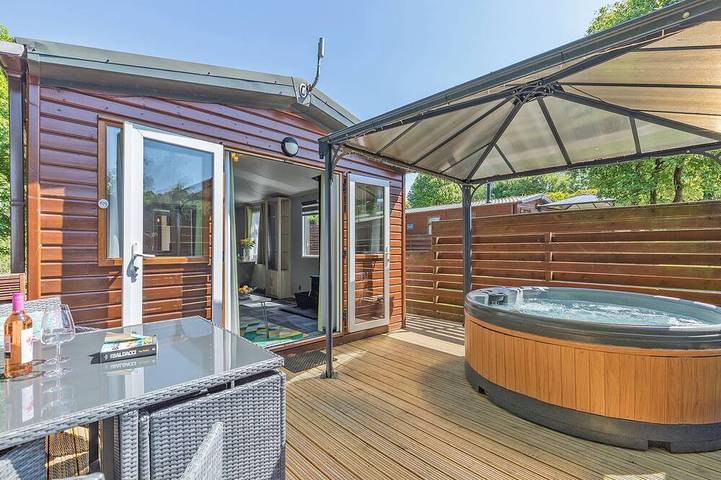 Glamping for 2 people, with hot tub in Peak District