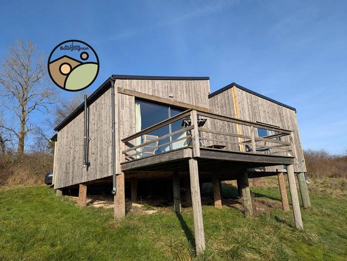 Gîte pour 4 personnes, avec Balcon et Terrasse ainsi que Piscine et Vue à Salives