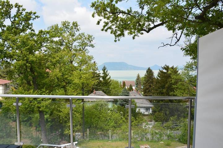 Ferienwohnung für 2 Personen, mit Seeblick und Ausblick sowie Garten in Fonjod