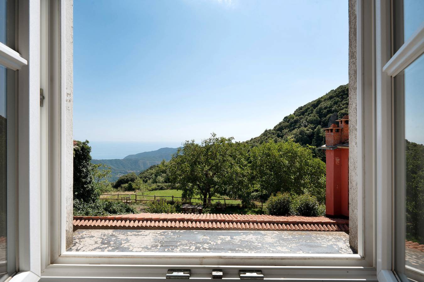 Camera 'Matrimoniale 2' con Vista Montagna e Giardino Condiviso in Castiglione Chiavarese, Riviera di Levante