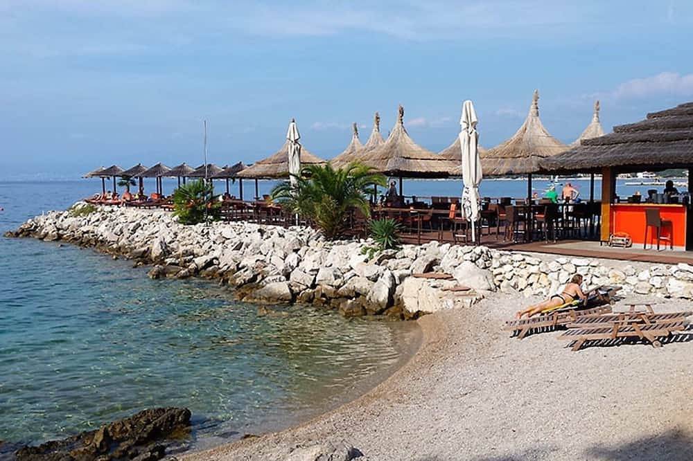Ganze Wohnung, Appartement für 2-3 Personen mit tollem Meerblick und Nähe Strand in Njivice, Krk