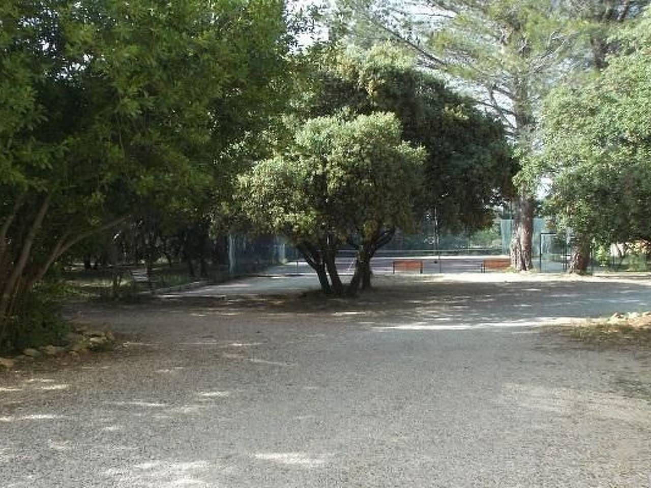 Studiowohnung mit Terrasse - Pool, Tennis, Bouleplatz in Grans, Région d'Aix-en-Provence