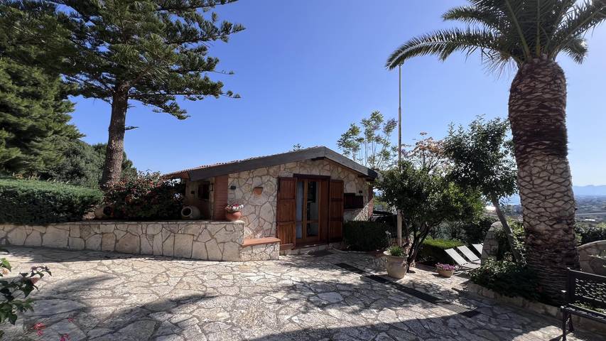 Ferienwohnung für 2 Personen, mit Terrasse und Pool sowie Ausblick in Castellammare del Golfo