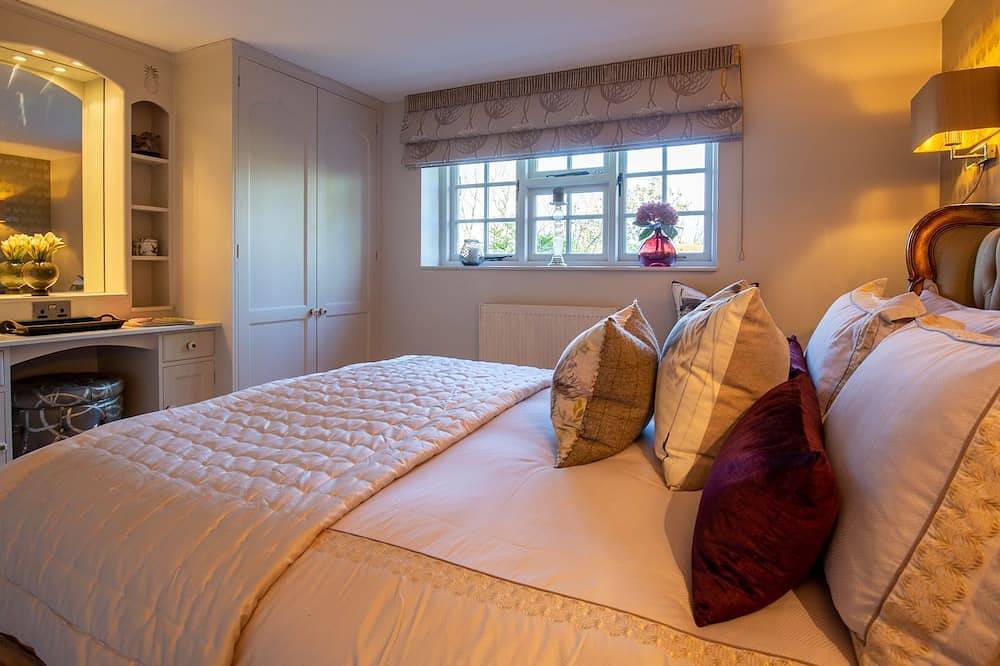 Pineapple Spa Cottage, Lower Swell - sleeps 4 guests  in 2 bedrooms in Stow-on-the-Wold, Gloucestershire