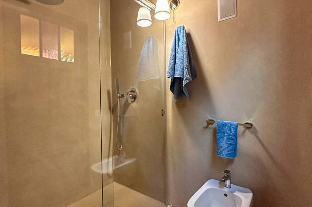 Ganze Wohnung, The Cleric. New/ Ac/Lake Views/Terrace/Parking in Rovenna, Cernobbio