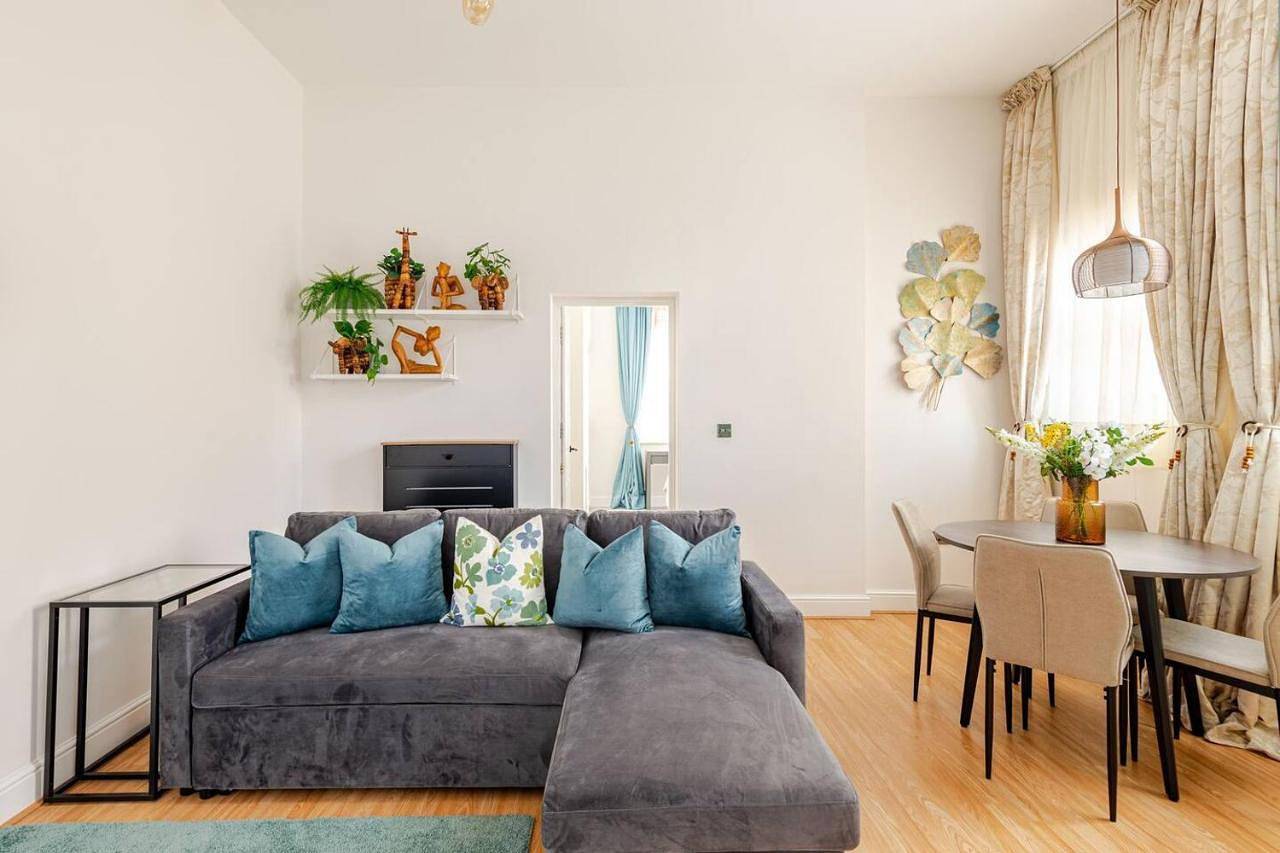 Entire apartment, Stylish flat in central location with free parking in Swindon, North Wessex Downs