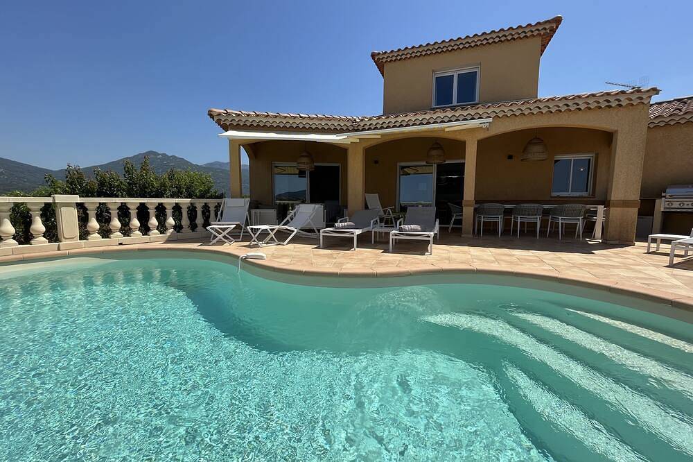 Superbe villa climatisée piscine privée, jardin, pétanque, vue mer et montagne in Propriano, Arrondissement de Sartène