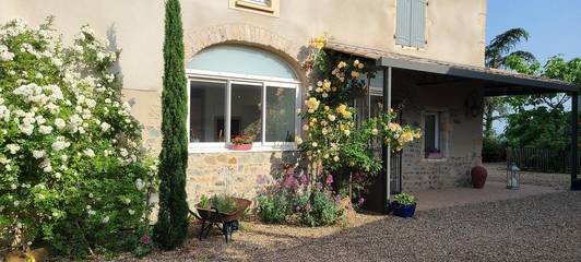 Gîte pour 2 personnes, avec jardin ainsi que piscine et terrasse dans Rhône