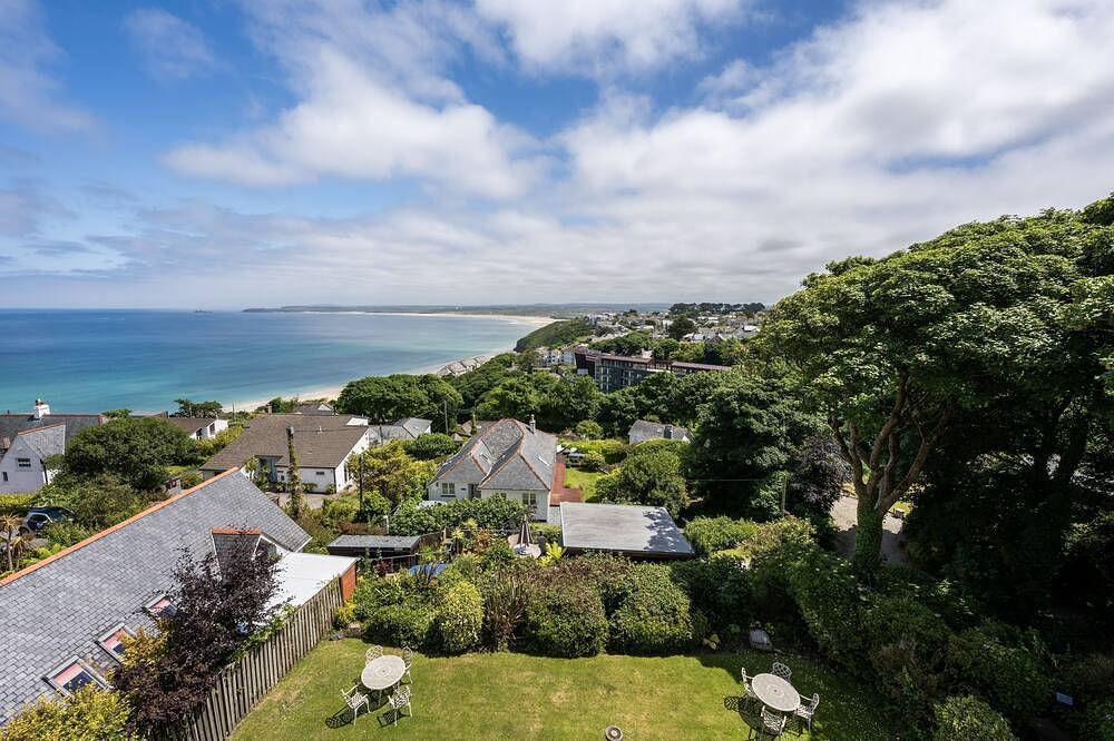 Entire apartment, A stunning apartment with breathtaking views, situated in a select development. in Carbis Bay, Cornwall