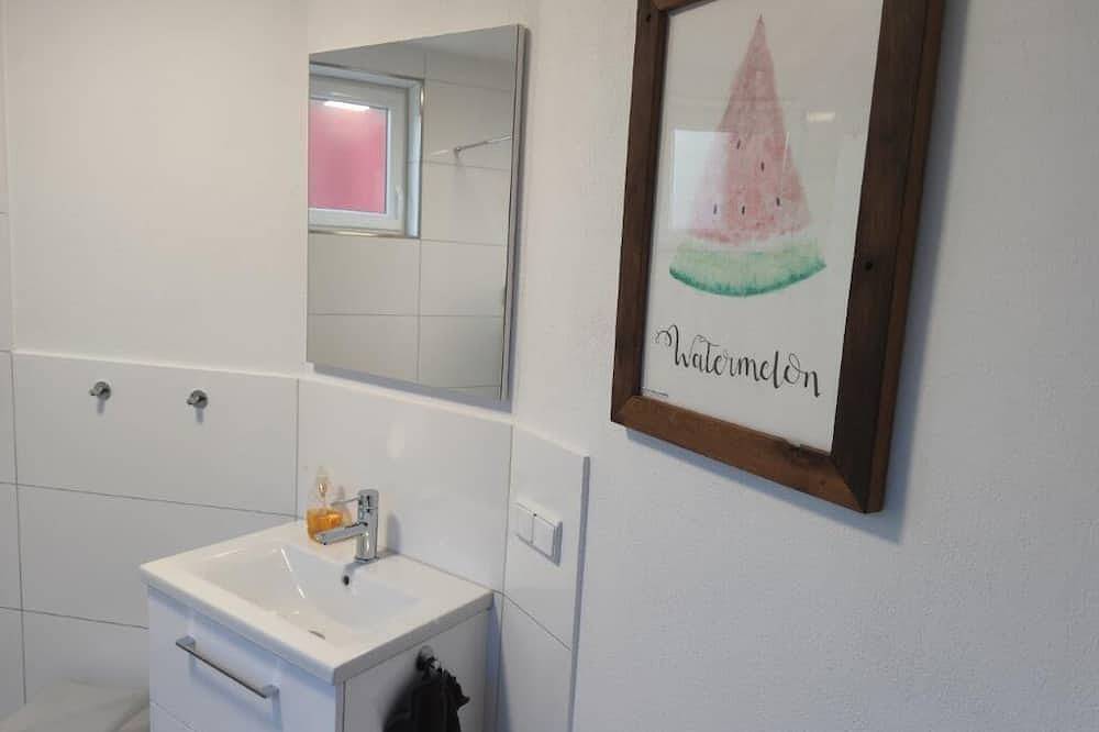 Ganze Wohnung, Ebenerdige Wohnung (57m2) im Souterrain mit großer Terrasse in Muhr am See, Fränkisches Seenland