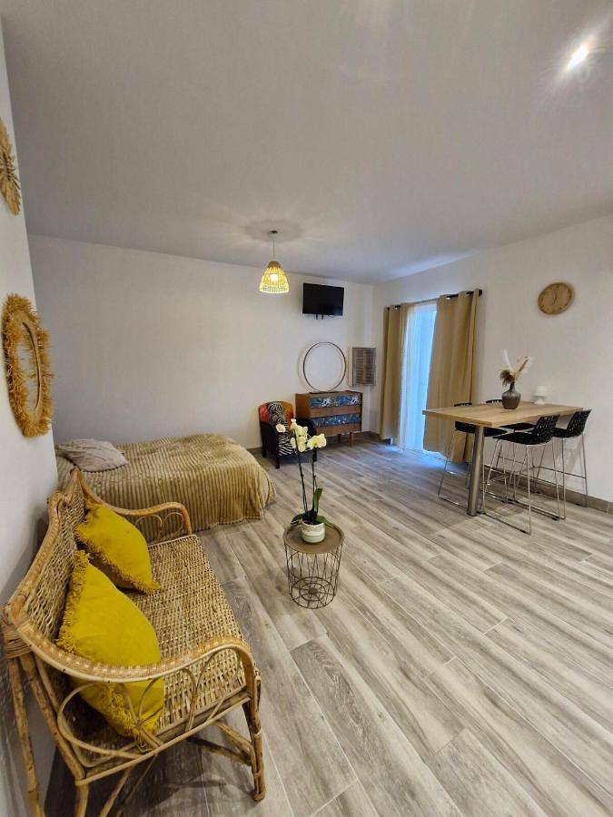 Location de vacances pour 2 personnes, avec Terrasse à Saint-Étienne-du-Grès - 2