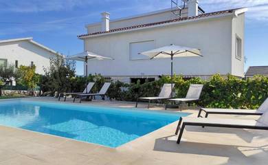 Gîte pour 10 personnes, avec piscine et jardin dans Alijó