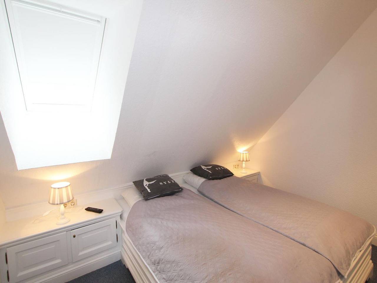 Ganze Wohnung, Helle Ferienwohnung auf zwei Ebenen in direkter Strandlage mit vollem Meerblick in Wenningstedt, Sylt