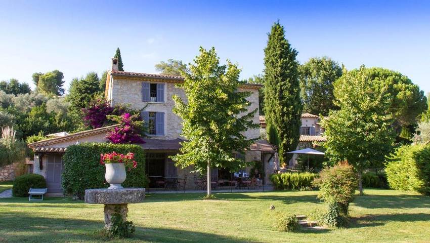 Hôtel pour 4 personnes, avec Terrasse et Jardin ainsi que Piscine et Vue