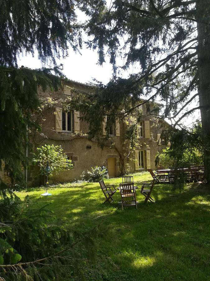 Location de vacances pour 2 personnes, avec Terrasse ainsi que Jardin et Piscine à Beaulieu-sous-Parthenay
