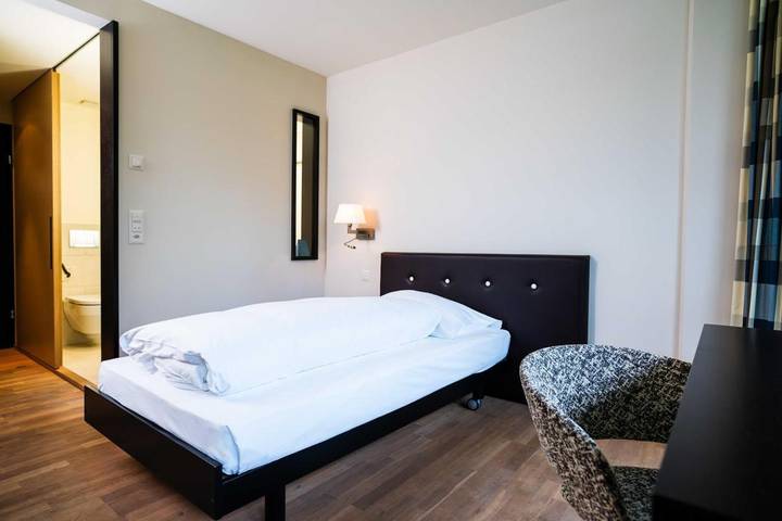 Hôtel pour 3 personnes, avec Balcon et Terrasse ainsi que Jacuzzi et Jardin à Thun - 3