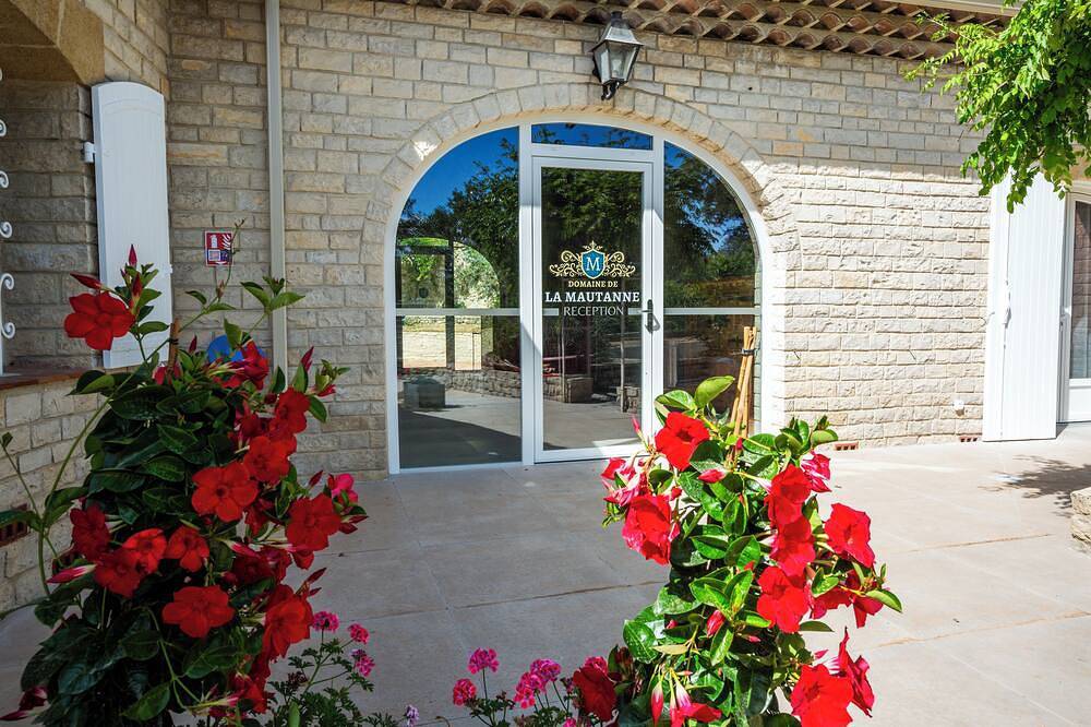 Entire apartment, Tierracotta aparthotel 2 persons in Sainte-Tulle, Parc naturel régional du Luberon